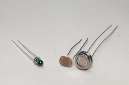 右の二つはCdSセル、左はフォトトランジスタNJL7502L